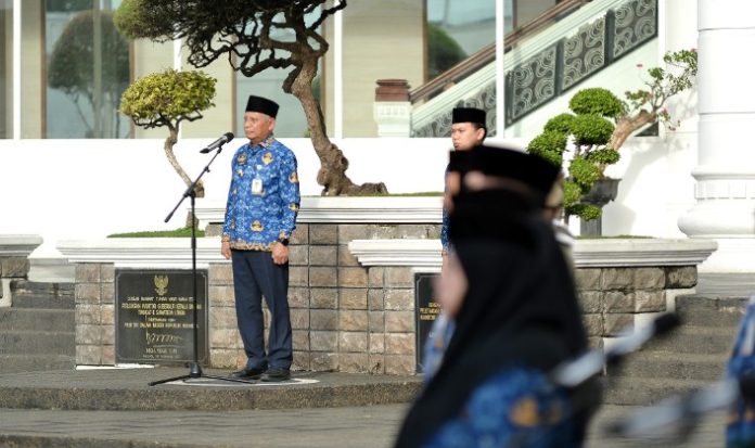 Teks Foto : Wakil Gubernur Sumatera Utara (Sumut) Surya menjadi Inspektur Upacara (Irup) pada Upacara Hari Kesadaran Nasional di Lapangan Apel Kantor Gubernur Sumut Jalan Diponegoro Kota Medan, Rabu (18/2/2026). (Foto : Ist)