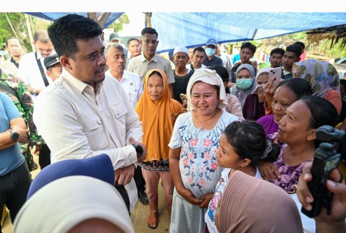 Teks Foto :  Gubernur Sumut, Bobby Nasution meninjau lokasi bencana banjir di Desa Lopian dan Aek Horsik, Kecamatan Badiri, Kabupaten Tapanuli Tengah, Rabu (18/2/2026). Usai meninjau lokasi bencana banjir, Gubernur Sumut juga berdialog bersama masyakat terdampak banjir di lokasi tersebut. (Foto ; Dinas Komunikasi dan Informatika Provinsi Sumut / Imam Syahputra). (Foto : Ist) 