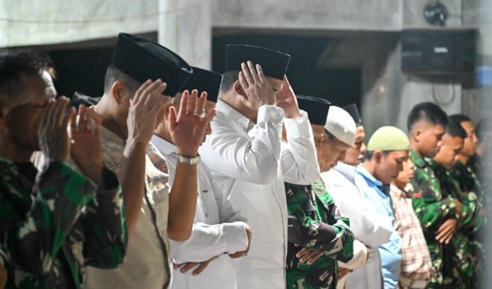 Teks Foto :  Gubernur Sumut, Bobby Nasution melaksanakan Salat Tarawih Perdana di Masjid Al Huda, Desa Hutanabolon, Kecamatan Tukka, Kabupaten Tapanuli Tengah, Rabu Malam (18/2/2026). Lokasi ini kembali terdampak banjir akibat hujan deras pada 16 Februari lalu. (Foto : Ist) 
