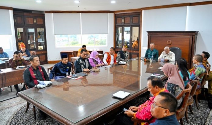Teks Foto :  Wakil Gubernur Sumatera Utara (Sumut) Surya didampingi beberapa Pimpinan OPD Sumut mengikuti zoom meeting terkait tentang Entry Meeting Serentak pemeriksaan interim Laporan Keuangan Pemerintah Daerah (LKPD) se- Kabupaten/ Kota Provinsi Sumatera Utara Tahun 2025 di ruang kerja Wakil Gubernur Kantor Gubernur Sumut Jalan Diponegoro Nomor 30 Medan, Kamis (19/02/2026).(Foto : Ist)