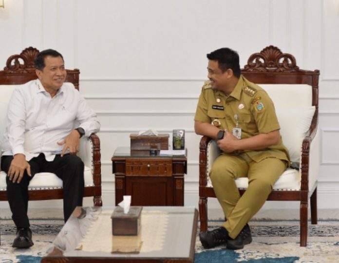 Teks Foto : Gubernur Sumatera Utara (Sumut) Bobby Nasution menerima kunjungan kerja Wakil Menteri Pendayagunaan Aparatur Negara dan Reformasi Birokrasi Purwadi Arianto di Ruang Kerja Lantai 10 Kantor Gubernur Sumut Jalan Diponegoro Kota Medan, Senin (23/2/2026).(Foto : Ist) 