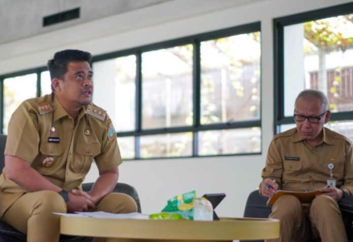 Teks Foto : Gubernur Sumatera Utara (sumut) Bobby Nasution melaksanakan sesi Zoom Meeting Bersama Ketua Dewan Ekonomi Nasional (DEN) Luhut Binsar Pandjaitan, yang membahas Perumusan Ekosistem Pertanian Berbasis Artificial Inteligence, dari kediaman pribadinya di Komplek Tasbih, Medan, Senin (23/2/2026). (DISKOMINFO SUMUT). (Foto : Ist) 