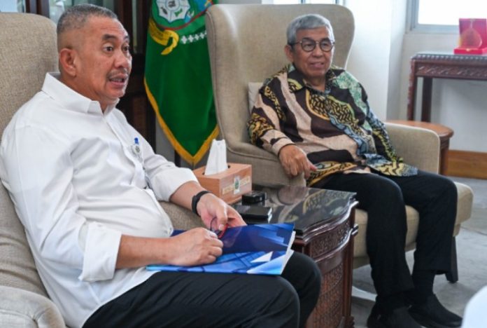 Teks Foto :  Sekdaprov Sumut, Sulaiman Harahap menerima Audiensi Komisioner Komisi Informasi Sumut dalam rangka penyerahan Laporan Kinerja Komisi Informasi Sumut Tahun 2025 di Ruang Kerja Sekdaprov Sumut, Lantai 9 Kantor Gubernur Sumut, Jalan Diponegoro No. 30, Medan, Selasa (24/2/2026). (Foto : Ist) 