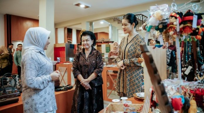 Teks Foto :  Ketua Dewan Kerajinan Nasional Daerah (Dekranasda) Sumatera Utara (Sumut), Kahiyang Ayu, memperkenalkan berbagai ragam kriya khas Sumut kepada Ketua Umum Ikatan Adhyaksa Dharmakarini (IAD) Pusat, Sruning Burhanuddin, saat kunjungan ke Galeri Dekranasda Sumut di Jalan Iskandar Muda, Medan, Kamis (26/2/2026). (Foto : Ist)