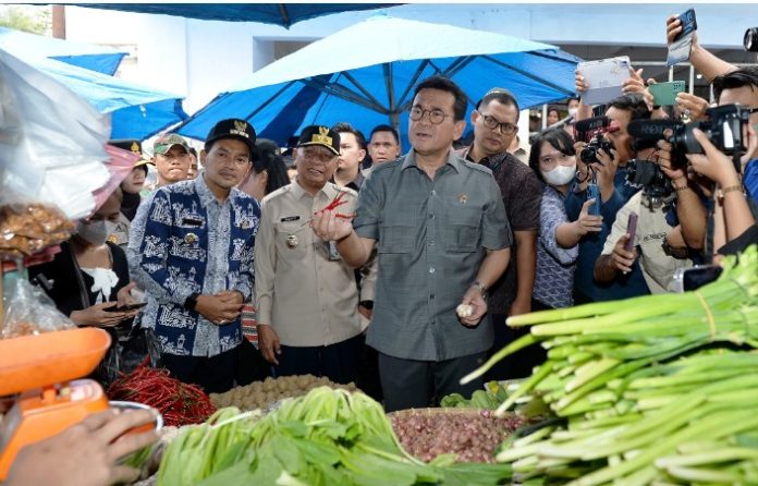 Teks Foto :  Wakil Gubernur Sumatera Utara (Sumut) Surya mendampingi Menteri Perdagangan RI Budi Santoso pada kunjungan kerja (kunker) di Pasar Gambir Kecamatan Tebingtinggi, Kota Tebingtinggi, Jumat (27/2/2026). kunker tersebut dilakukan dalam rangka memantau harga dan ketersediaan bahan pokok di bulan Ramadan dan Idulfitri 1447 H. (Foto : Ist)