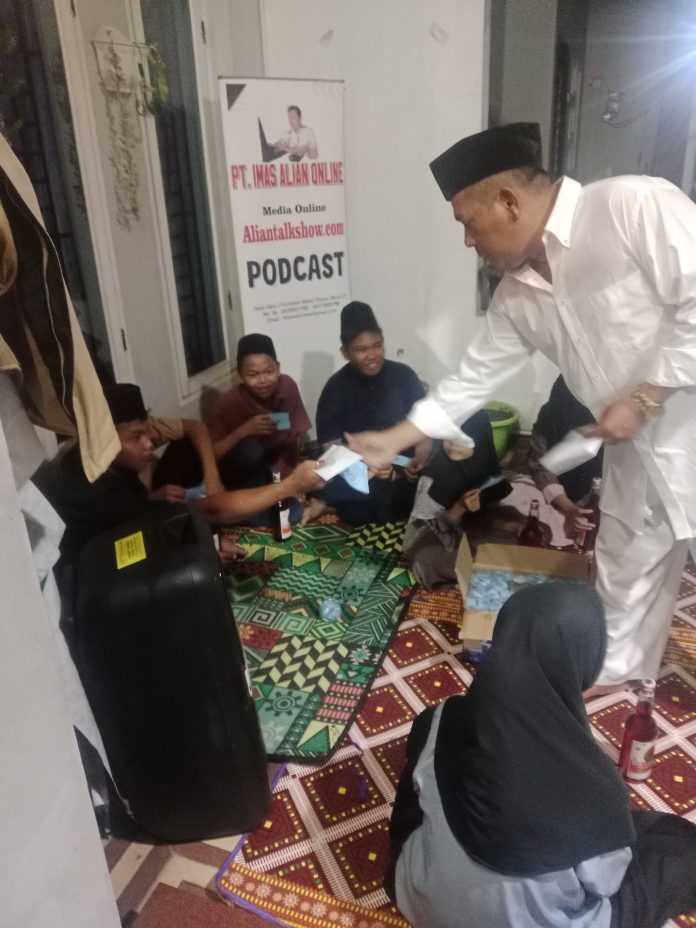 Alian Napiah Siregar Pemimpin Umum Media Online Aliantalkshow.com Membagikan Sedikit Rezeki Kepada Anak Yatim Dan Kaum Dhuafa. Jumat (20/03/2026) dihalaman kantor Aliantalkshow.com