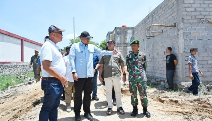 Teks Foto :  Gubernur Sumateta Utara (Sumut) Muhammad Bobby Nasution meninjau pembangunan Hunian Tetap (Huntap) dan menyapa warga di Hunian Sementara (Huntara) di Asrama Haji Pinangsori Kabupaten Tapanuli Tengah, baru-baru ini. (Foto : Ist)