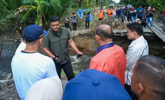 Teks Foto : Gubernur Sumut Bobby Nasution meninjau ruas jalan putus di Kecamatan Padangtualang, Kabupaten Langkat, baru-baru ini. Ruas jalan tersebut merupakan jalur alternatif masyarakat Padangtualang menuju Stabat dan Tanjungpura. (Foto : Ist)