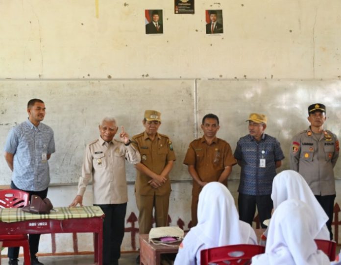 Teks Foto : Wakil Gubernur Sumatera Utara (Sumut) Surya meninjau Sekolah Menengah Kejuruan Negeri (SMKN) 1 Portibi, Padanglawas Utara (Paluta), Selasa (3/3/2026). Pada kesempatan tersebut Wagubsu menyempatkan memberi motivasi pada siswa di ruang kelas. (Foto : Ist)