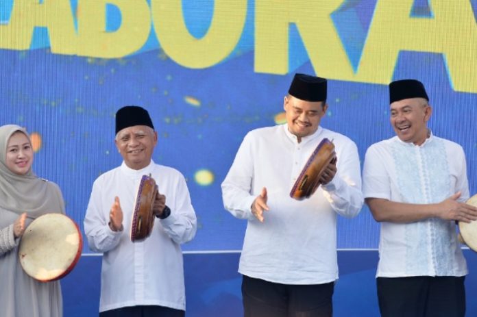 Teks Foto :  Gubernur Sumatera Utara (Sumut) Bobby Nasution didampingi Surya Wagub dan Sulaiman Sekda membuka secara resmi Kolaborasi Pekan Ramadhan Sumut 2026 di Arena Pekan Raya Sumut Jalan Jenderal Gatot Soebroto Kota Medan. Sabtu (07/0/2026). (Foto : Istl) 