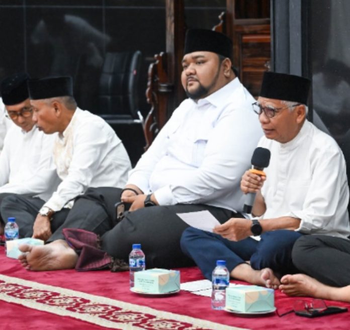 Teks Foto :  Wakil Gubernur Sumut Surya bersama Pj. Sekdaprov Sumut Sulaiman Harahap dan Jajaran Pimpinan OPD Sumut menghadiri Peringatan Nuzulul Qur'an 1447 H Lingkungan Pemprov Sumut di Masjid Rumah Dinas Gubernur Sumut, Jalan Sudirman No. 41, Medan, Sabtu Malam (7/3/2026). Turut hadir sebagai Penceramah yaitu Ustaz Yasir Tanjung. (Foto : Ist) 