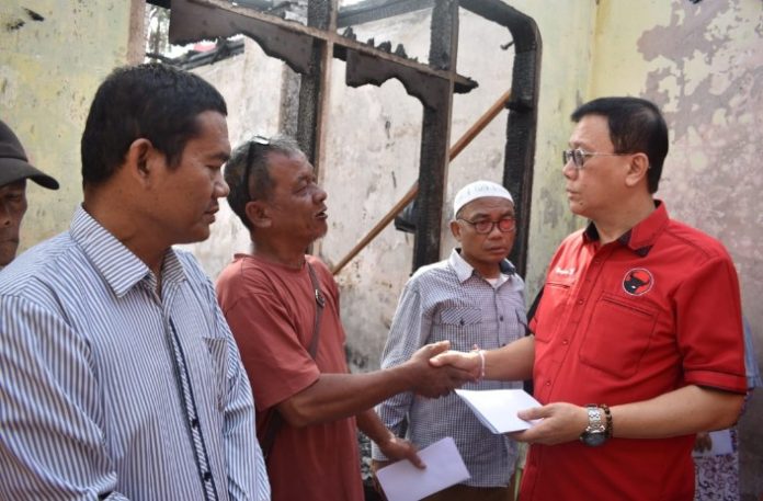 Hasyim SE Ketua DPC PDI Perjuangan Bantu Korban Korban Kebakaran 