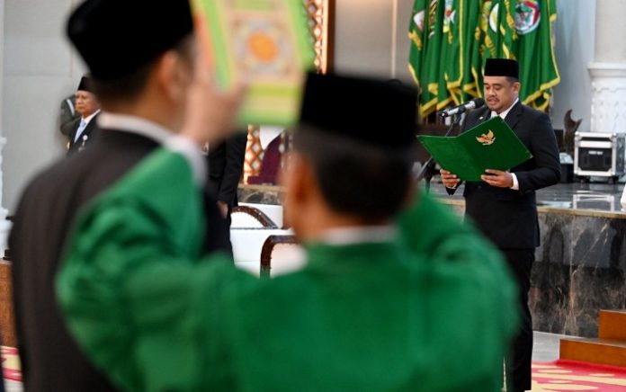 Teks Foto :  Gubernur Sumatera Utara (Sumut) Bobby Nasution di damping Wakil Gubernur Surya, Pj Sekdaprov Sulaiman Harahap serta sejumlah OPD, melantik dan mengambil sumpah janji, serta pengukuhan pejabat pimpinan tinggi pratama, pejabat administrator, dan pejabat pengawas di Aula Raja Inal Siregar, Kantor Gubernur Sumut, Jalan Diponegoro, Senin (9/3/2026).(Foto : Ist) 