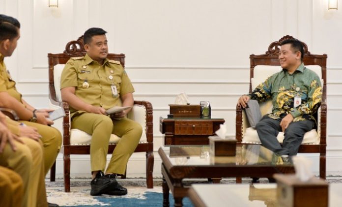 Teks Foto : Gubernur Sumatera Utara (Sumut) Bobby Nasution menerima kunjungan kerja Deputi Bidang Pembangunan Wilayah Kementerian PPN/Bappenas, Dirjen Bangda Kemendagri dan Deputi Bidang Koordinasi Penanggulangan Bencana dan Konflik Sosial Kemenko PMK di Ruang Kerja Lantai 10 Kantor Gubernur Sumut Jalan Diponegoro Kota Medan, Senin (9/3/2026). Kunjungan tersebut membahas tentang perkembangan dan Pemutakhiran serta finalisasi Rencana Induk Percepatan Rehabilitasi dan Rekonstruksi Pasca Bencana Sumut.(Foto : Ist) 