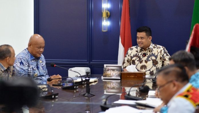 Teks Foto :  Gubernur Sumatera Utara (Sumut) Bobby Nasution menerima kunjungan kerja Bupati Nias Utara Amizaro Waruwu di Ruang Kerja Lantai 10 kantor Gubernur Sumut Jalan Diponegoro Kota Medan, Kamis (12/3/2026). Kunjungan tersebut membahas mengenai percepatan pembangunan di Kepulauan Nias.(Foto : Ist) 