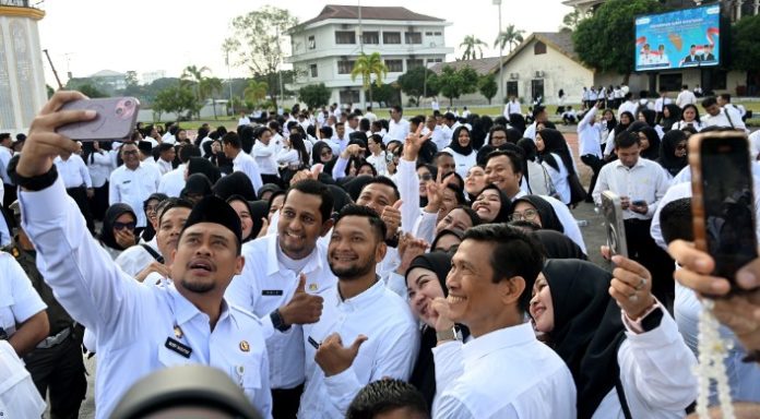 Teks foto :  Gubernur Sumatera Utara (Sumut) Bobby Nasution foto bersama PPPK Paruh Waktu, usai apel penyerahan SK PPPK Paruh Waktu di Lapangan Astaka, Jalan Pancing, Deliserdang, baru-baru ini. (Foto : Ist) 