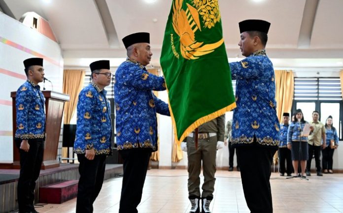 Teks Foto : Penjabat Sekretaris Daerah Provinsi (Sekdaprov) Sumatera Utara (Sumut) Sulaiman Harahap mengukuhkan Dewan Pengurus KORPRI Kabupaten Karo periode 2025-2030 di Aula Rakotta Brahmana Kantor Bupati Kabupaten Karo, Kamis (12/3/2026). (Foto : Ist) 