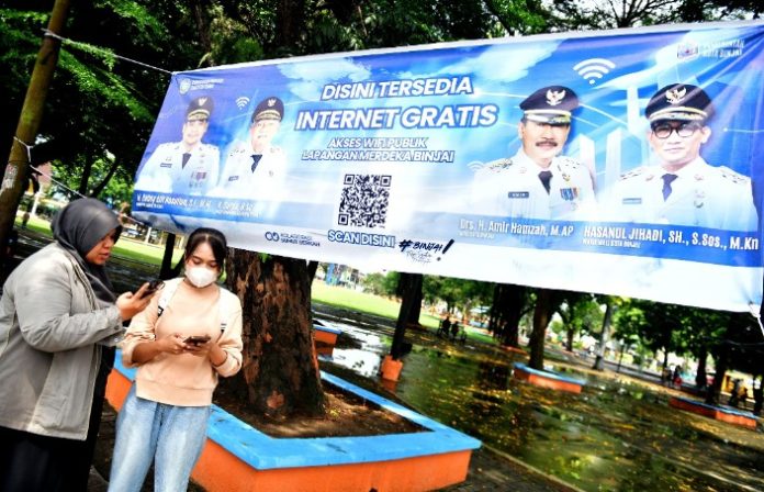 Teks Foto : Program internet gratis ini merupakan salah satu dari enam Program Hasil Terbaik Cepat (PHTC) Gubernur Bobby Nasution, yakni Digitalisasi Pelayanan Publik Cepat Responsif, Handal, dan Solutif (CERDAS). Program ini diluncurkan secara serentak pada Minggu (1/3/2026) di delapan kota di Sumatera Utara dengan dukungan 49 access point.(Foto : Ist) 