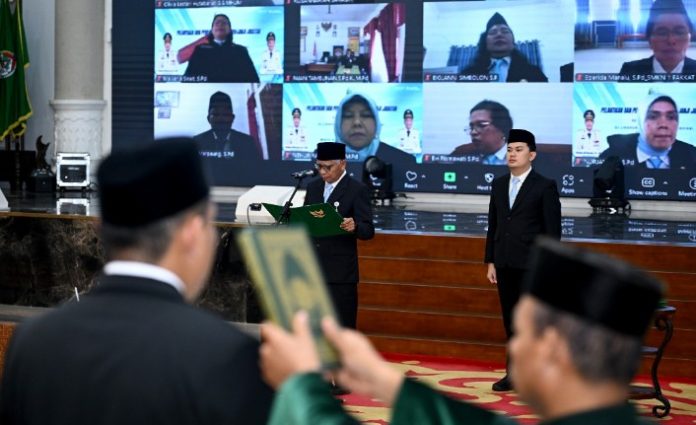 Teks Foto :  Wakil Gubernur Sumatera Utara (Sumut) Surya didampngi Pj Sekretaris Daerah Sumut Sulaiman Harahap melantik sejumlah pejabat fungsional di Aula Raja Inal Siregar, Kantor Gubernur Sumut Jalan Diponegoro no 30, Medan, Jumat (13/3/2026).(Foto : Ist) 