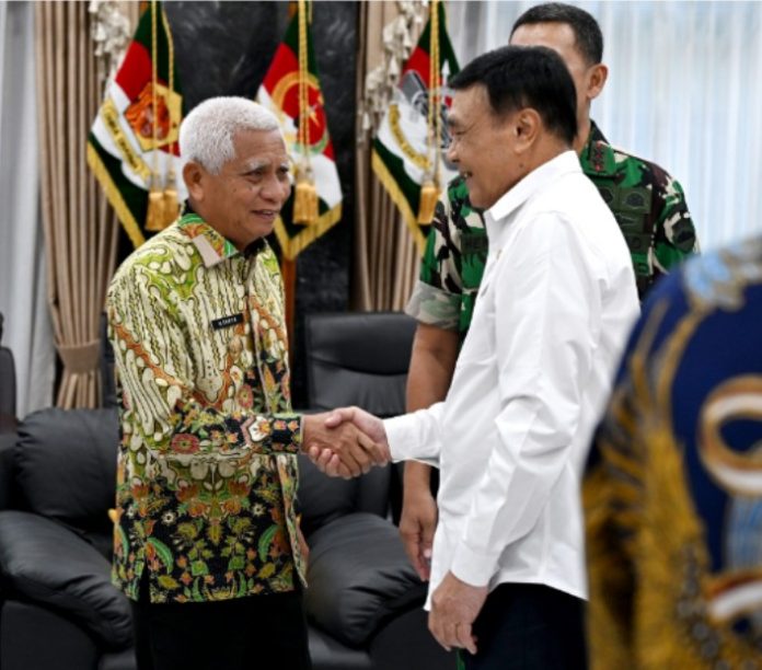 Teks Foto :  Wakil Gubernur Sumatera Utara (Sumut) Surya, di damping OPD beserta Forkopimda dan Tokoh Masyarakat / Tokoh Agama, bersilaturahmi Bersama Mentri Koordinator Politik dan Keamanan RI Djamari Chaniago di Markas Komando Daerah Militer I Bukit Barisan, jalan Gatot Subroto Km 7.5 Medan, Minggu (15/3/2026). (Foto : Ist) 
