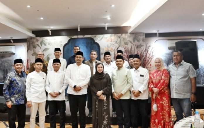 Teks Foto :  Gubernur Sumatera Utara (Sumut) Bobby Nasution didampingi Wakil Gubernur Sumut Surya dan Pj. Sekda Provinsi Sumut Sulaiman Harahap menggelar acara buka puasa bersama jajaran pimpinan dan anggota DPRD Sumut di Restoran Pondok Indah, Jalan Hasanuddin, Medan, Minggu (15/3/2026).(Foto : Ist) 