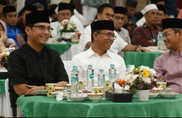 Wali Kota Medan, Rico Tri Putra Bayu Waas didampinh Wakil Wali Kota Medan Zakiyuddin Harahap, Sekda Kota Medan Wiriya Alrahman, Ketua TP PKK Kota Medan Airin Rico Waas, Saat buka puasa bersama jajaran Pemko Medan yang digelar di penghujung Ramadhan di Gedung Serbaguna PKK Kota Medan, Selasa (17/3/2026).