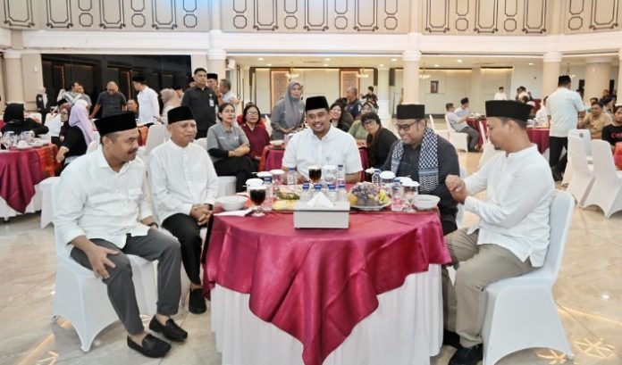 Teks Foto : Gubernur Sumatera Utara (Sumut) Muhammad Bobby Nasution didampingi Wakil Gubernur Sumut Surya buka puasa bersama pada wartawan yang bertugas di lingkungan Pemerintah Provinsi Sumut, di Aula Raja Inal Siregar Kantor Gubernur Sumut Jalan Diponegoro Nomor 30 Medan, Selasa (17/03/2026).(Foto : Ist)
