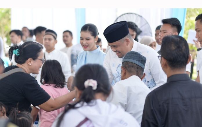 Teks Foto :  Gubernur Sumatera Utara (Sumut) Bobby Nasution didampingi Ketua TP PKK Provinsi Sumut Kahiyang Ayu menggelar open house serta membagikan bantuan sembako dan THR kepada masyarakat di Rumah Dinas Gubernur Jalan Jenderal Sudirman Kota Medan, Sabtu (21/3/2026).(Foto : Ist)