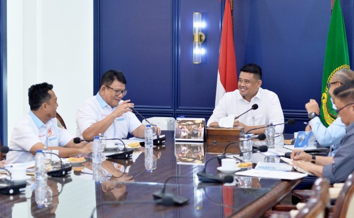 Teks Foto : Gubernur Sumatera Utara (Sumut) Bobby Nasution menerima kunjungan kerja Pengurus KONI Sumut di Ruang Rapat Lantai 10 Kantor Gubernur Sumut Jalan Diponegoro Kota Medan. Selasa (7/4/2026). KONI memamparkan berbagai program kerja yang meliputi pembinaan atlet serta persiapan menjelang Porprovsu 2026 dan PON XXII 2028 mendatang.(Foto : Ist) 