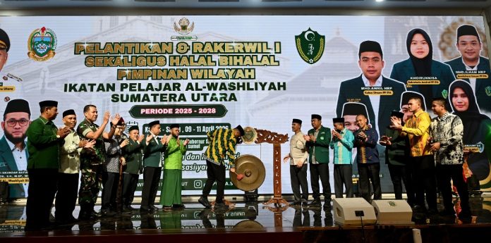Teks Foto : Gubernur Sumatera Utara (Sumut) Bobby Nasution menghadiri sekaligus membuka Pelantikan & Rakerwil 1 Pimpinan Wilayah Ikatan Pelajar Al-Washliyah (IPA) Sumut periode 2025-2028, di Aula Raja Inal Siregar, Kantor Gubernur Sumut, Jalan Diponegoro nomor 30, Medan, Kamis (09/04/2026). Turut hadir pada kesempatan tersebut Ketua PW Al-Washliyah yang juga anggota Dewan Perwakilan Daerah (DPD) Republik Indonesia Dedi Iskandar Batubara. (Foto : Ist) 