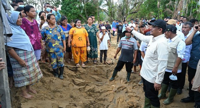 Teks Foto :  Gubernur Sumut, Bobby Nasution meninjau lokasi bencana banjir di Desa Lopian dan Aek Horsik, Kecamatan Badiri, Kabupaten Tapanuli Tengah, baru-baru ini. Juga berdialog bersama masyakat terdampak banjir di lokasi tersebut. (Foto ; Ist) 