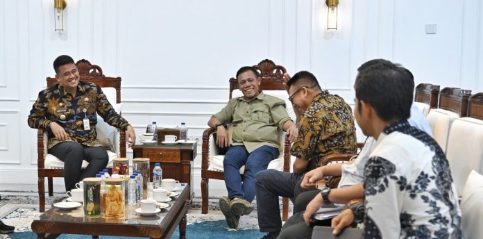 Teks Foto : Gubernur Sumatera Utara (Sumut) Bobby Afif Nasution bertemu dengan Bupati Tapanuli Tengah Masinton Pasaribu dan Kepala Balai Besar Wilayah Sungai (BBWS) Sumatera II Medan di Ruang Kerja Gubernur Lt. 10 Kantor Gubernur Sumut Jalan Diponegoro Nomor 30 Medan, Jumat (10/4/2026).(Foto : Ist)