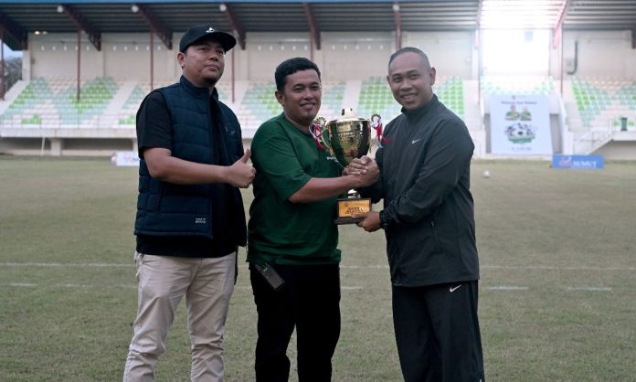Teks Foto : Kepala Dinas Kepemudaan dan Olahraga (Dispora) Sumut, Mahfullah Daulay yang dalam hal ini mewakili Gubernur Sumut Bobby Nasution didampingi Syaiful Dewasa Ketua Wartawan Pemprovsu dan Zainul Abdi Bendahara membuka Pekan Olahraga Wartawan Sumatera Utara (PORWASU) 2026 Piala Gubernur Sumut di Stadion Mini Dispora Sumut, Jalan William Iskandar, Medan, Jum'at (10/4/2026). (Foto : Ist)