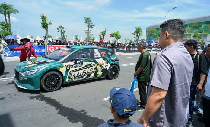 Teks Foto : Gubernur Sumut Bobby Nasution menyaksikan Kejuaraan Nasional Sprint Rally Putaran I Tahun 2026 di Sumut Sport Centre, Kabupaten Deliserdang, Sabtu (11/4/2026). Gubernur Sumut juga turut menyapa masyarakat yang antusias menyaksikan pertandingan tersebut. (Foto : Ist) 