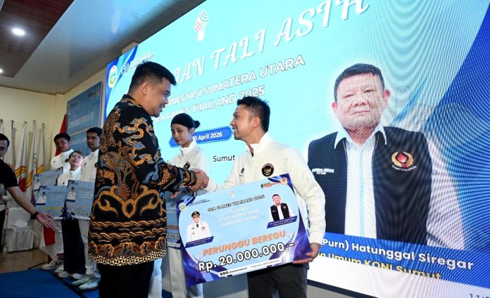 Teks Foto : Gubernur Sumatera Utara (Sumut) Bobby Nasution menyerahkan tali asih kepada atlet Sumut peraih medali pada ajang SEA Games 2025 Thailand di Kantor KONI, Jalan Willem Iskandar, Deliserdang, Jumat (10/04/2026). Pada ajang tersebut, atlet asal Sumut berhasil mengoleksi total 30 medali, dengan perincian 5 medali emas, 16 medali perak, dan 9 medali perunggu. (Foto : Ist) 