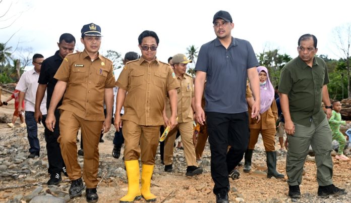 Teks Foto :  Gubernur Sumatera Utara (Sumut) Muhammad Bobby Afif Nasution meninjau Sungai Badiri, Kecamatan Badiri, Kabupaten Tapteng, Senin (13/04/2026).(Foto : Ist) 