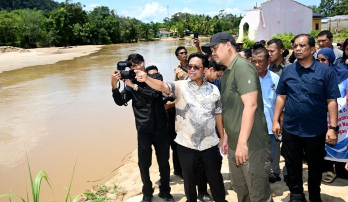 Teks Foto :  Gubernur Sumatera Utara (Sumut) Muhammad Bobby Afif Nasution meninjau kondisi sempadan sungai dan menemui warga di Sungai Panjaitan (Hilir/pertemuan antara Sungai Siaili Tukka dan Sungai Aek Tolang) dan Sungai Aek Sibuluan, Kecamatan Pandan, Kabupaten Tapteng, Selasa (14/04/2026). (Foto : Ist) 