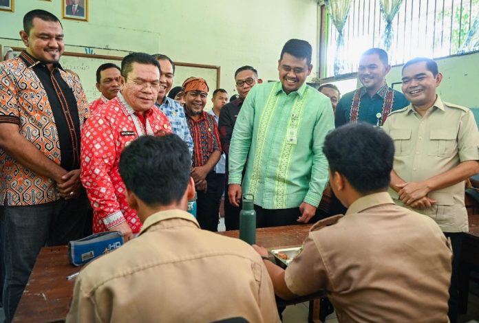 Teks Foto :  Gubernur Sumut Muhammad Bobby Afif Nasution meninjau SMA Negeri 5 Pematangsiantar, Kecamatan Martoba, Kota Pematangsiantar, Kamis (16/4/2026). Peninjauan Gubernur Sumut ini terkait mencari solusi atas sengketa lahan antara Pihak Sekolah dan Pemilik Lahan Sekolah. (Foto : Ist)