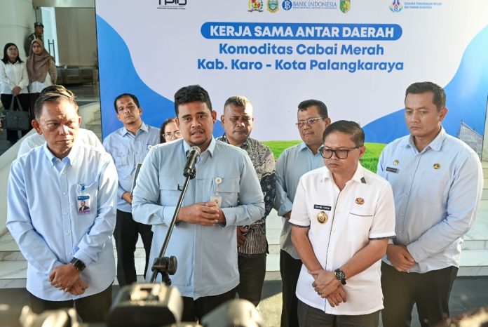 Teks Foto :  Gubernur Sumut Muhammad Bobby Afif Nasution melepas pengiriman Komoditas Cabai Merah Tahap 3 di Halaman Kantor Gubernur Sumut, Jalan Diponegoro No. 30, Medan, Rabu (22/4/2026). Pengiriman Komoditas Cabai Merah Keriting ini merupakan Kerjasama Antar Daerah (KAD) Kabupaten Karo dengan Kota Palangkaraya. (Foto : Ist)