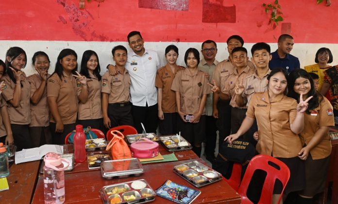Teks Foto : Gubernur Sumatera Utara (Sumut) Muhammad Bobby Afif Nasution meninjau pelaksanaan program Makan Bergizi Gratis (MBG) di SMA Negeri 1 Gunungsitoli di Jalan Pendidikan Nomor 3 Kota Gunungsitoli, baru-baru ini. (Foto : Ist) 