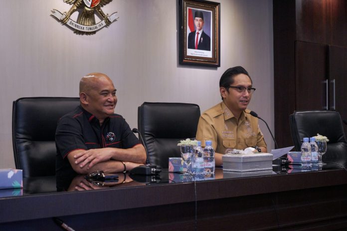 Teks Foto :  Wali Kota Medan Rico Tri Putra Bayu Waas bersama Ketua Pansus Penertiban Aset Kota Medan Robi Barus di Balai Kota Medan, Senin (18/05/2026).  (Foto : Ist) 