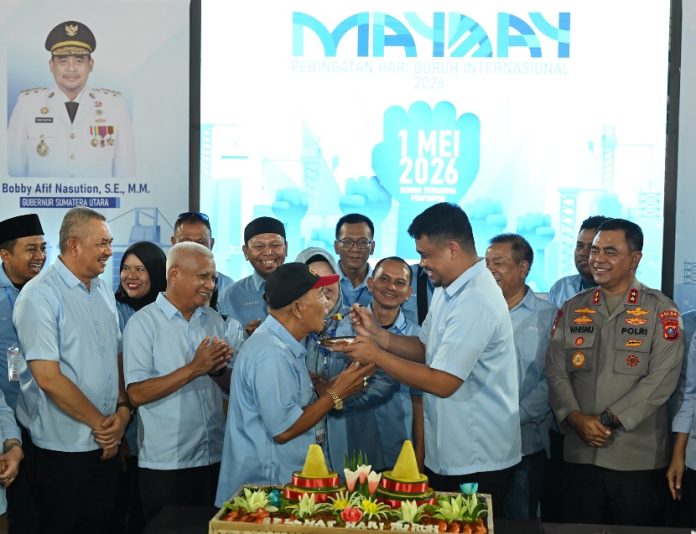 Teks Foto : Gubernur Sumatera Utara (Sumut) Muhammad Bobby Afif Nasution bersama Wakil Gubernur Sumut Surya, Kapolda Sumut Irjen Pol. Whisnu Hermawan Februanto, Pj. Sekretaris Daerah Sumut Sulaiman Harahap, para perwakilan Forkopimda, serta OPD Pemprov Sumut menghadiri Peringatan Hari Buruh Internasional (MAYDAY) di Gedung Serbaguna Pemprov Sumut jalan Willem Iskandar, Kabupaten Deli Serdang, Jumat (01/05/2026).(Foto : Ist) 