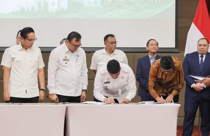 Teks Foto :  Gubernur Sumatera Utara (Sumut) Muhammad Bobby Afif Nasution menandatangani nota kesepakatan (MoU) percepatan pembangunan Pengolahan Sampah Menjadi Energi Listrik (PSEL) bersama Danantara di Jakarta, Senin (11/05/2026). Penandatanganan tersebut menjadi langkah strategis dalam penanganan persoalan sampah di Sumut, khususnya kawasan Medan Raya atau wilayah aglomerasi Medan dan Deliserdang. (Foto : Ist) 