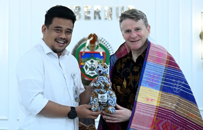 Teks Foto :  Gubernur Sumatera Utara (Sumut) Muhammad Bobby Afif Nasution menerima kunjungan kehormatan Duta Besar Australia untuk Indonesia, Rod Brazier, di Ruang Kerja Gubernur lantai 10 Kantor Gubernur Sumut, Jalan Diponegoro Nomor 30, Meda