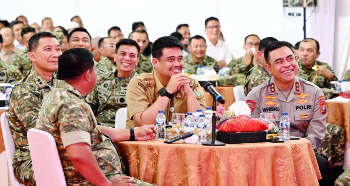 Teks Foto : Gubernur Sumatera Utara (Sumut) Bobby Afif Nasution bersama Pangdam I/Bukit Barisan Mayjen TNI Hendy Antariksa, Kapolda Sumut Irjen Pol Whisnu Hermawan Februanto, serta jajaran Forkopimda, mengikuti peresmian nasional operasionalisasi 1.061 Koperasi Desa/Kelurahan Merah Putih yang dipimpin Presiden Prabowo Subianto secara virtual dari KMP Tanjung Selamat, Kecamatan Medan Tuntungan, Sabtu (16/05/2026). (Foto : Ist)  