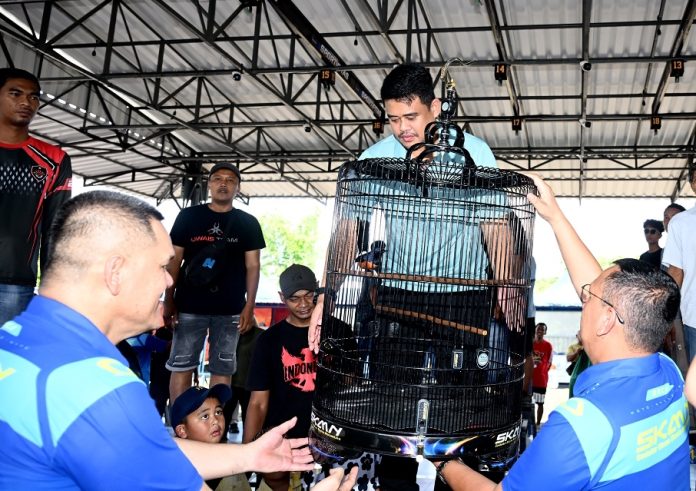 Teks Foto : Gubernur Sumatera Utara (Sumut) Muhammad Bobby Afif Nasution secara resmi membuka kontes burung berkicau dalam rangka perayaan Anniversary ke-4 Sedulur Kicau Mania Nusantara (SKMN) di Katamso Land, Jalan Brigjen Katamso, Medan, Minggu (17/05/2026).(Foto : Ist) 