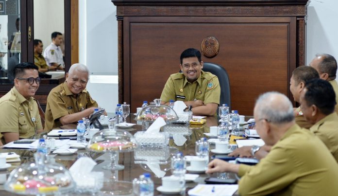 Teks Foto : Gubernur Sumatera Utara (Sumut) Muhammad Bobby Afif Nasution didampingi Wakil Gubernur Sumut Surya menerima kunjungan Bupati Asahan Taufik Zainal Abidin di Kantor Gubernur Sumut Jalan Diponegoro Kota Medan, Senin (18/5/2026). Pertemuan ini berfokus pada koordinasi terkait percepatan pembangunan infrastruktur di Kabupaten Asahan.(Foto : Ist) 