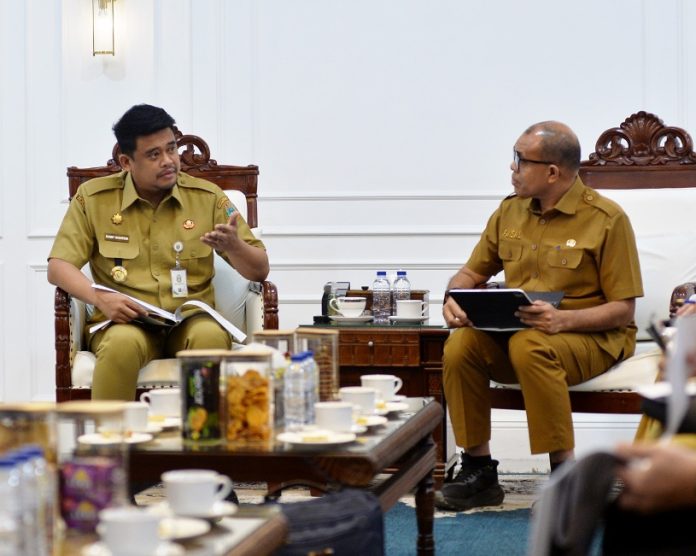 Teks Foto : Gubernur Sumatera Utara (Sumut) Muhammad Bobby Afif Nasution memimpin Rapat Koordinasi dengan Organisasi Perangkat Daerah (OPD) terkait untuk Pembangunan Rumah Sakit Internasional Provinsi Sumut di Ruang Kerja Kantor Gubernur Jalan Diponegoro Kota Medan. Senin (18/05/2026). (Foto : Ist) 