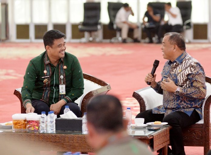 Teks foto :  Gubernur Sumatera Utara (Sumut) Bobby Nasution menerima kunjungan Bupati Karo Antonius Ginting di Rumah Dinas Gubernur Jalan Sudirman Kota Medan. Kamis (18/6/2026). Kunjungan tersebut membahas retribusi di daerah wisata Desa Semangat Gunung Kabupaten Karo.(Foto : Ist)