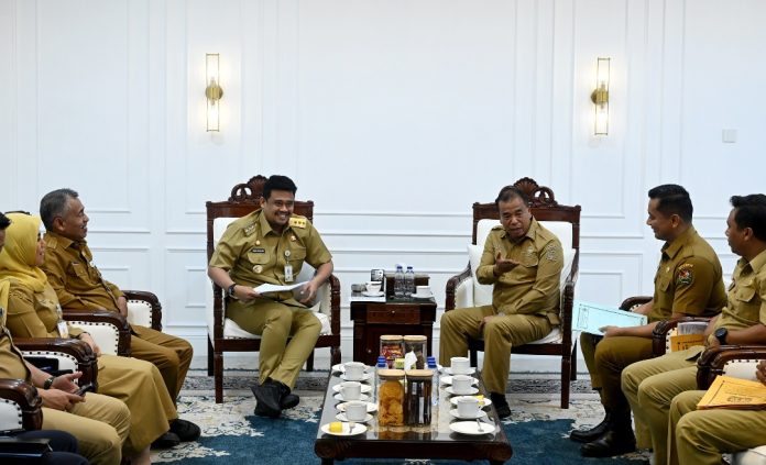 Teks Foto : Gubernur Sumatera Utara (Sumut) Bobby Nasution menerima Audiensi Bupati Karo Antonius Ginting beserta jajarannya di ruang kerja Gubernur, lantai 10 Kantor Gubernur Sumut, Jalan Diponegoro, Medan, Senin (22/6/2026). Pada pertemuan lanjutan ini Bupati Karo memastikan tidak akan ada lagi pungutan liar (pungli) di Kawasan Wisata Air Panas Karo.(Foto : Ist) 